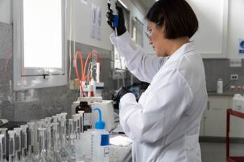 Alex Stewart puso en marcha la única sala de microbiología de Jujuy
